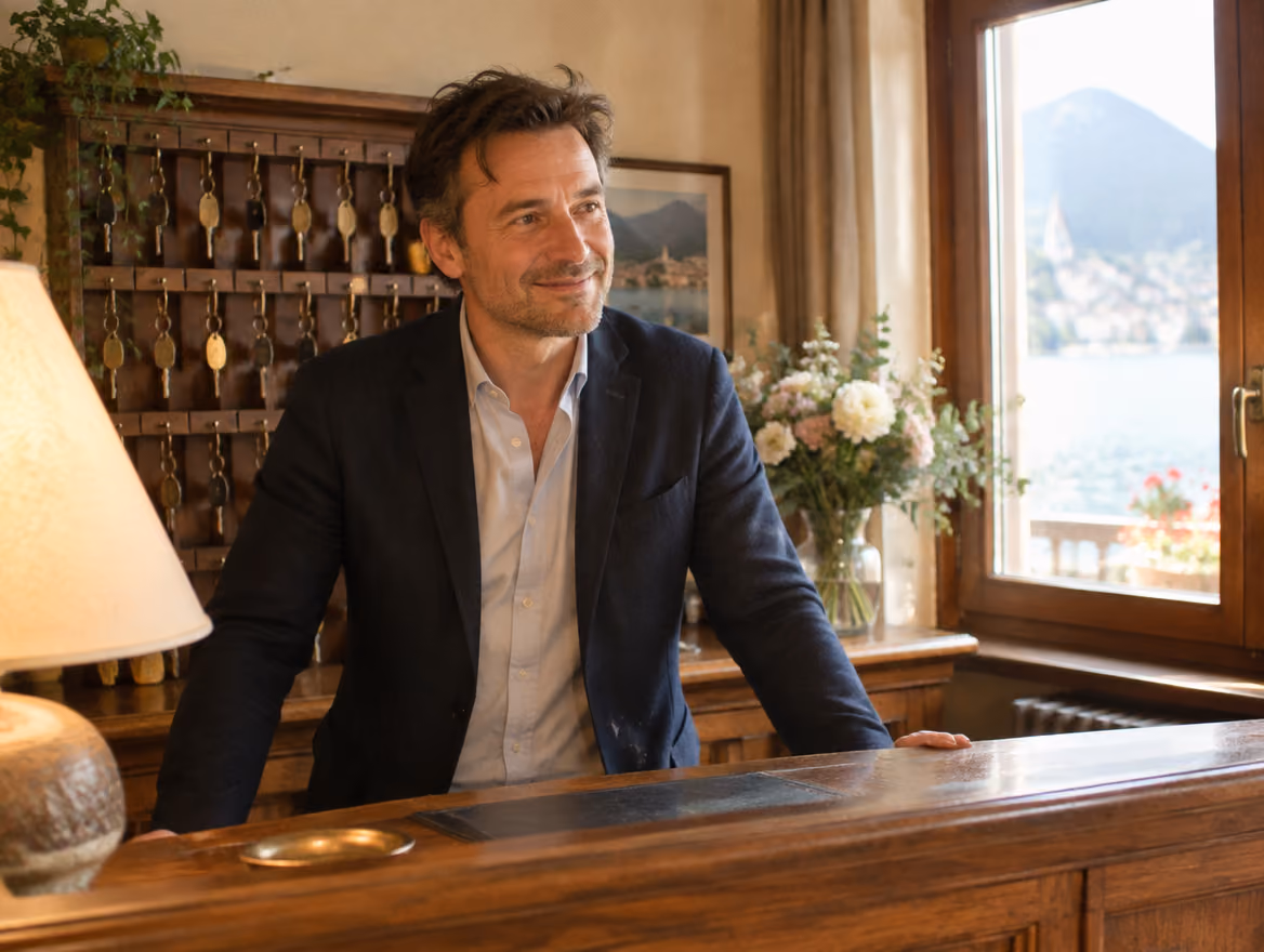 Un hôtelier à la réception de son hôtel, à Annecy