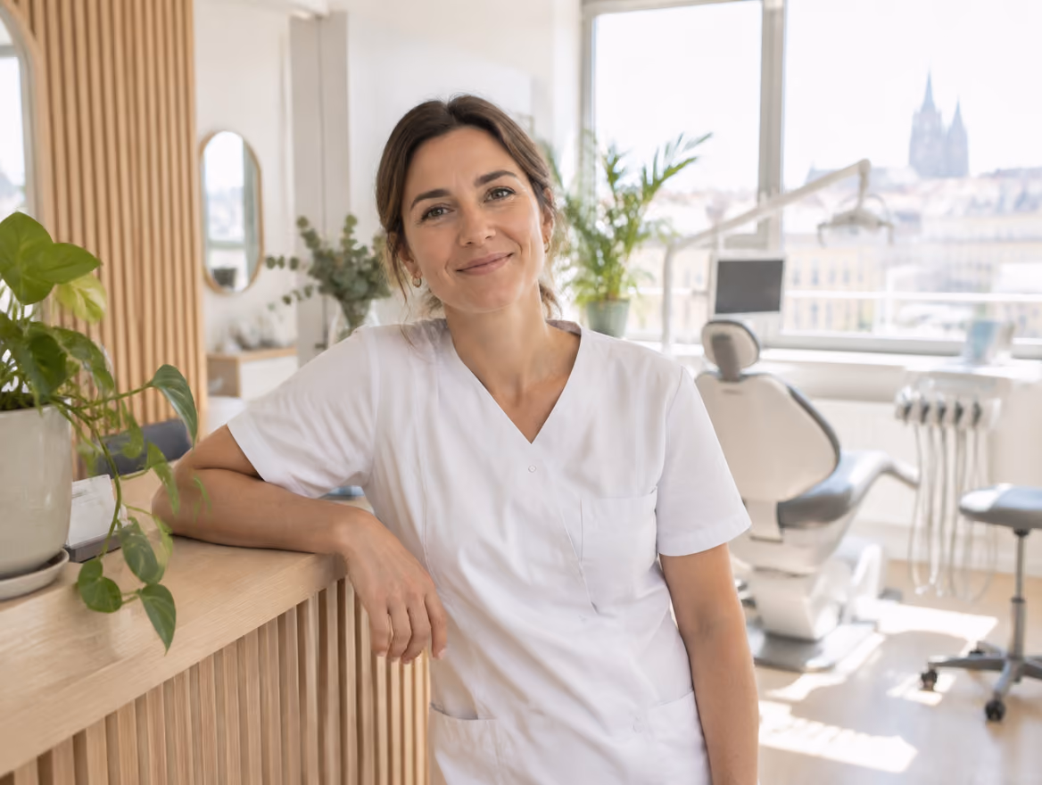 Une dentiste à l’accueil de son cabinet, à Bordeaux
